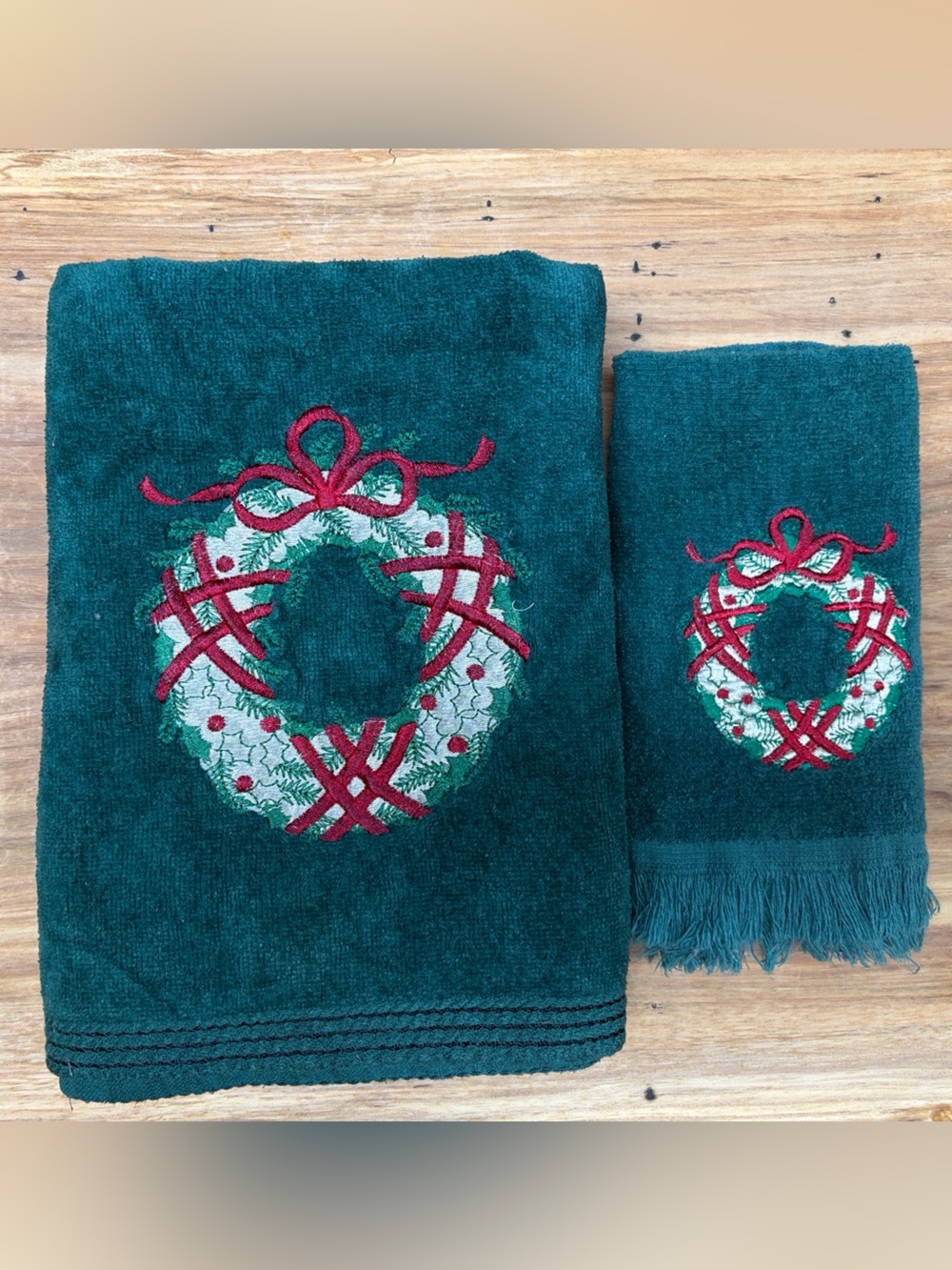 Vintage Kemp Beatley Christmas Towel Set Green Embroidered Holly Wreath Bow 2pc - Picture 1 of 3